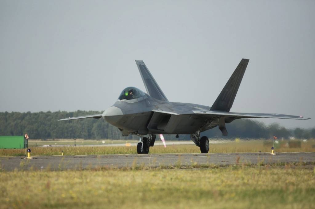 FOTO: Pasaulē modernākie un dārgākie iznīcinātāji ierodas Polijā 