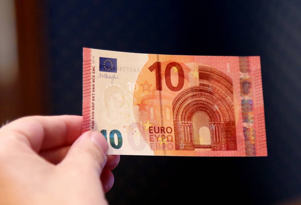 Koalīcija vienojas minimālo algu palielināt par 10 eiro