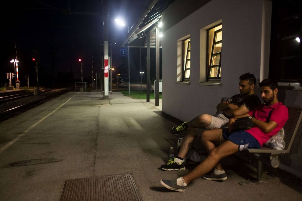 Budapeštā iestrēgušajiem imigrantiem atļauts iekāpt vilcienos uz Austriju un Vāciju