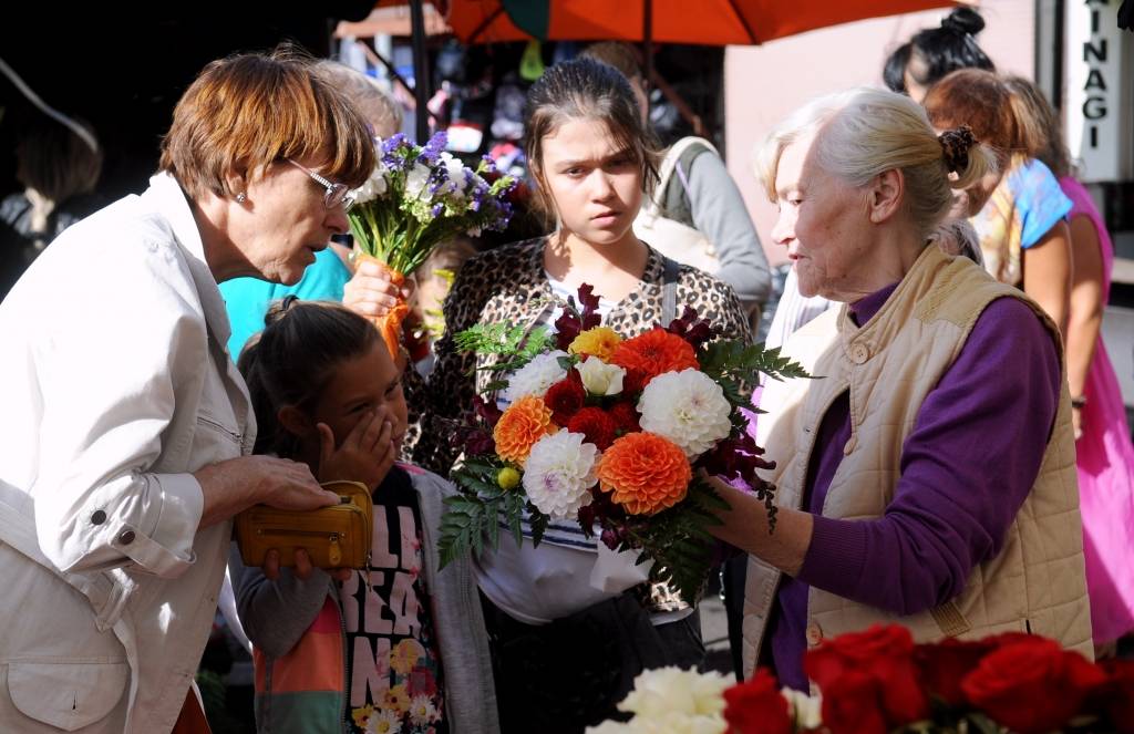 FOTO: Ziedu tirdzniecība pirms 1.septembra