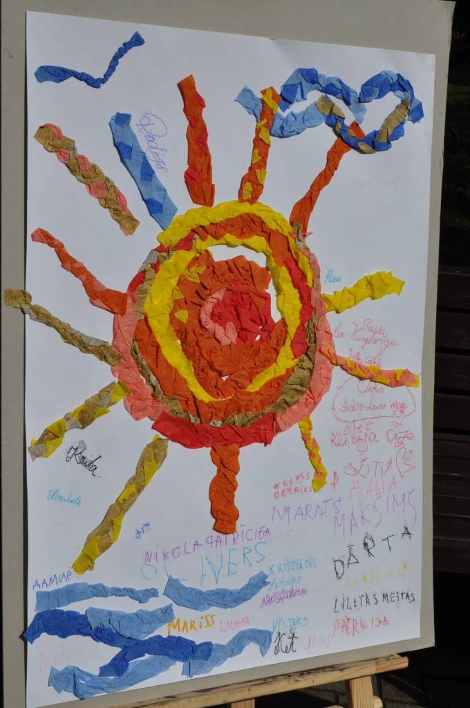 FOTO: Līksmi nosvin jaunā mācību gada sākumu Rožu laukumā