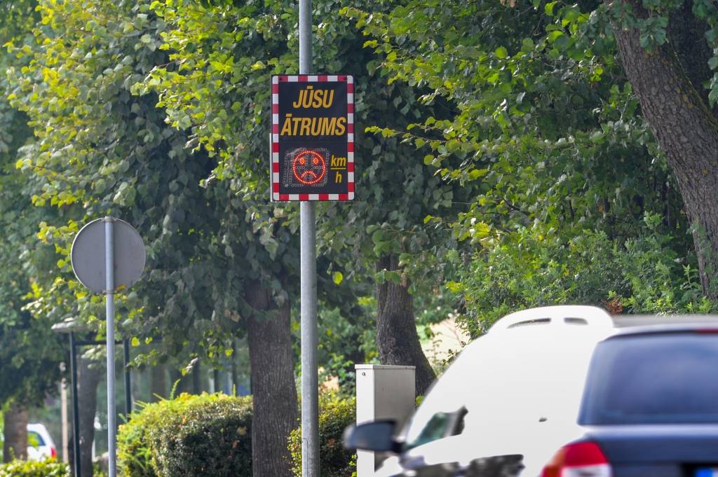 Ar displejiem mēģinās nobremzēt ātros braucējus