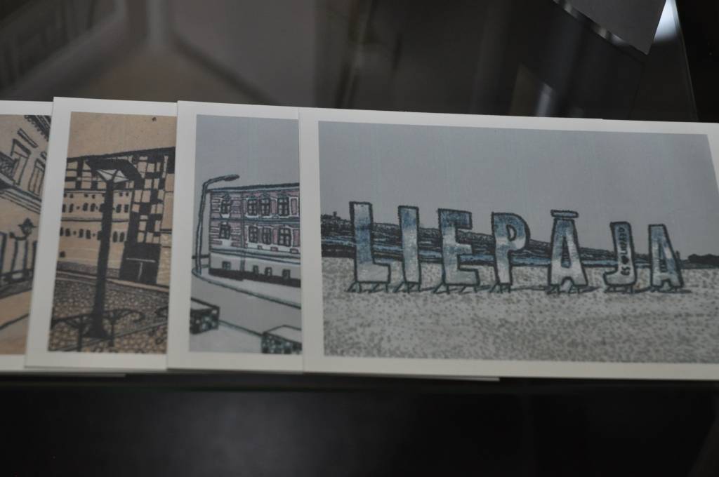 FOTO: Skatāma skolēnu mākslas darbu izstāde