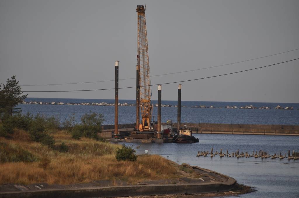 No kanāla izceļ lūžņus