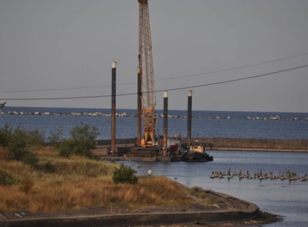 No kanāla izceļ lūžņus