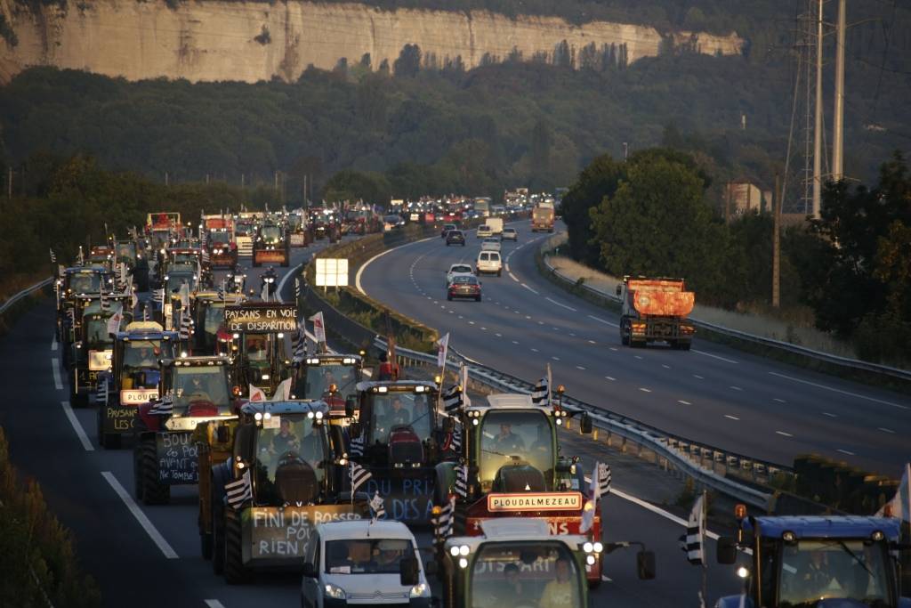 Papildināta - FOTO: Saniknotie Francijas lauksaimnieki bloķē satiksmi Parīzē