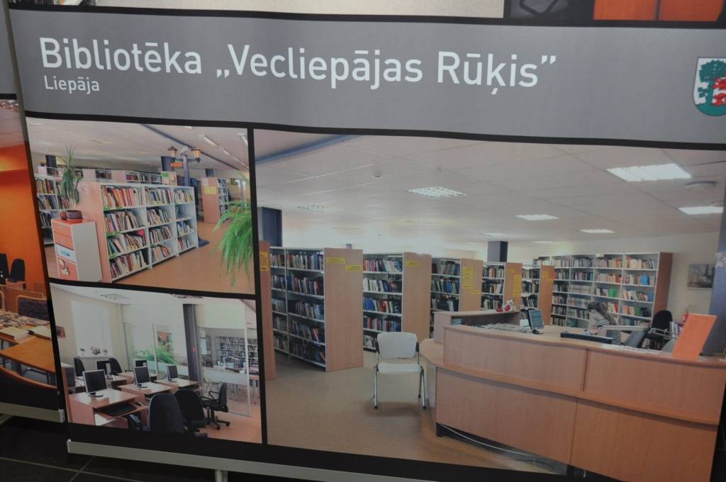 FOTO: Liepājā apskatāma ceļojošā fotoizstāde "Latvijas mazās gaismas pilis"