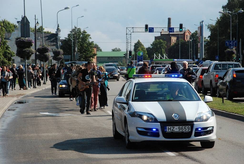 FOTO.VIDEO: Liepājā dodas "Ģitāristu svētku 2015" gājienā