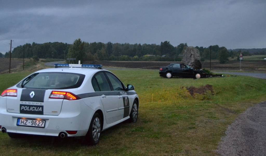 (papildināta) FOTO: Smagi avarē, ieskrienot Vērgales akmenī