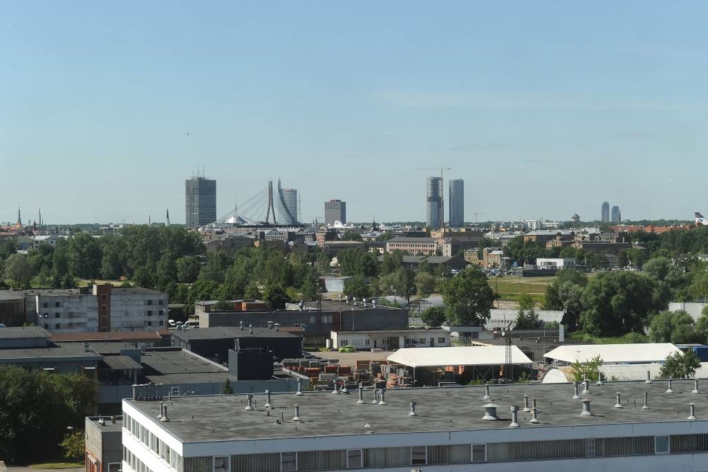 Darījumi ar lielajiem objektiem buksē, lētāki dzīvokļi aiziet griezdamies 