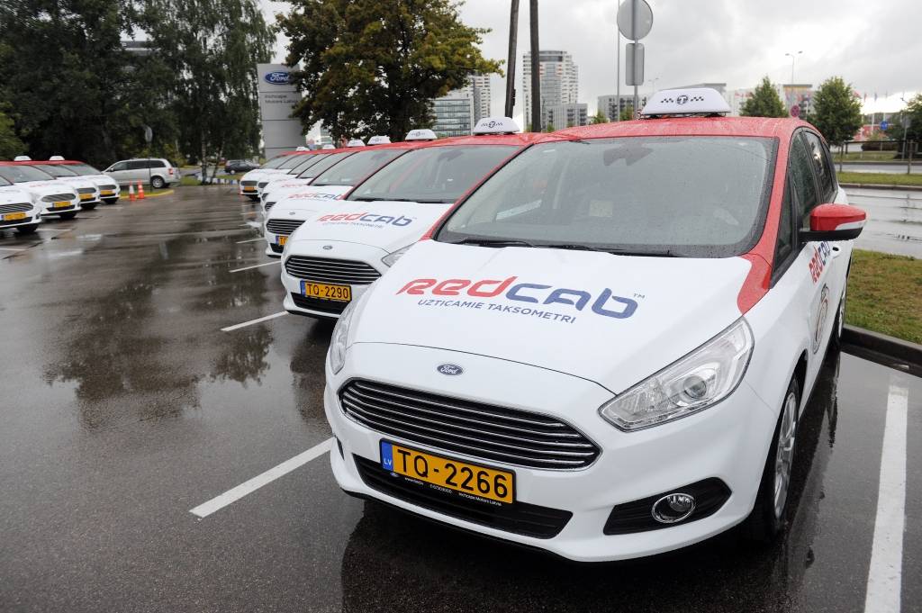 Papildināta - FOTO: Rīgas taksometru parks maina vizuālo identitāti un visu autoparku