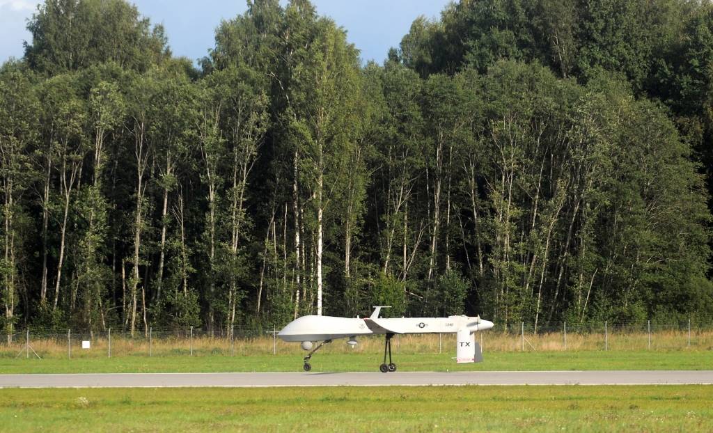Foto: Lielvārdes lidlaukā demonstrē bezpilota lidaparātus