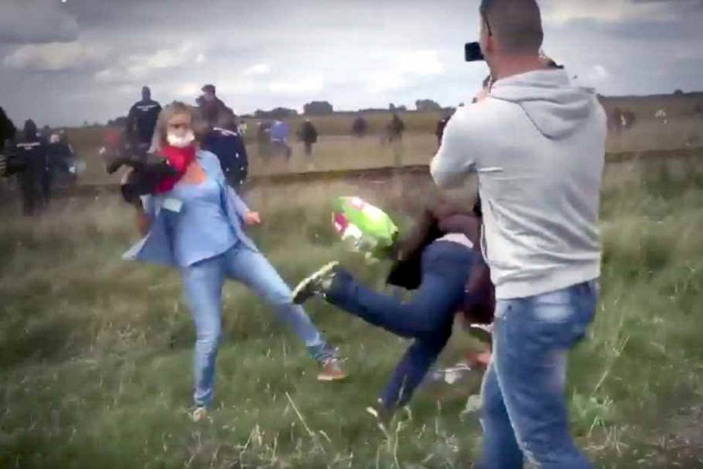 VIDEO: Ungāru TV operatore klupina un spārda bēgošus migrantus