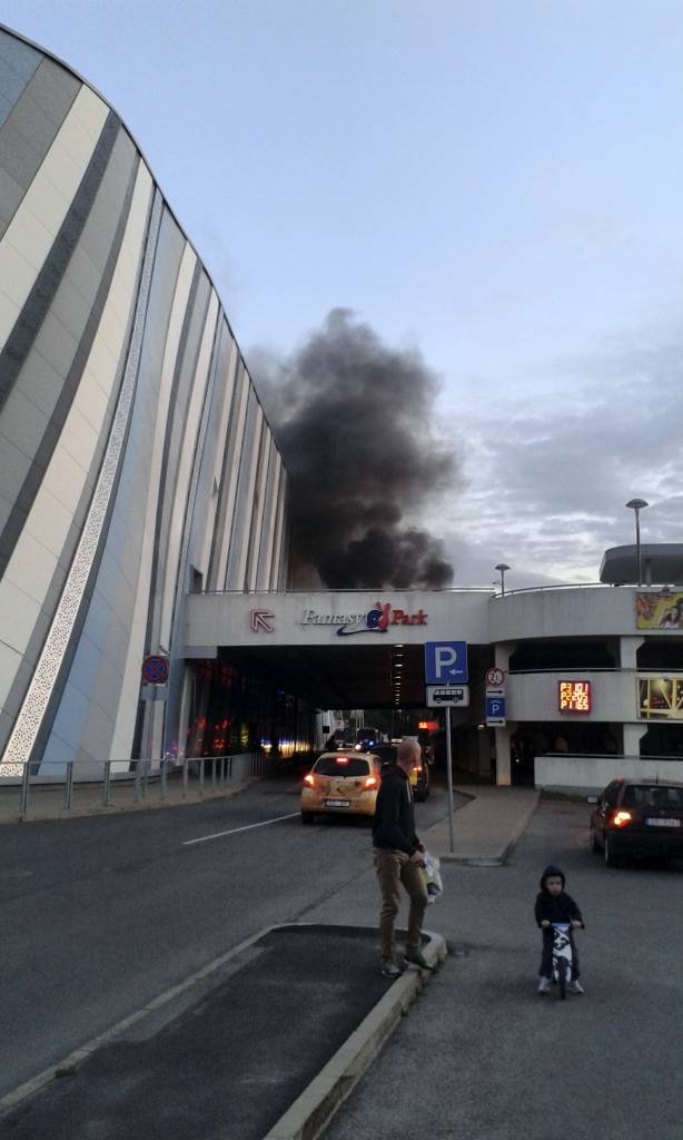 Papildināta ar FOTO - Trešdien izcēlies ugunsgrēks Rīga Plaza  automašīnu stāvvietā