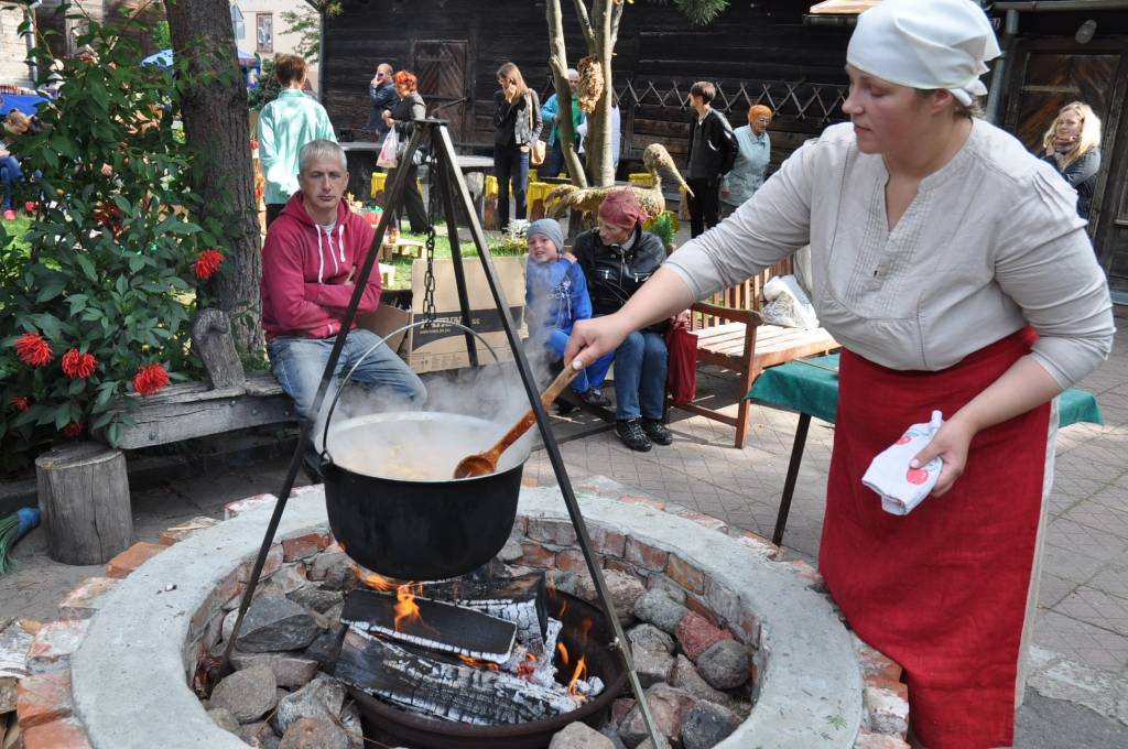FOTO: Ceļ godā ābolus