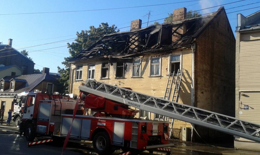 FOTO: Rīgas centrā nodeg koka ēkas otrais stāvs