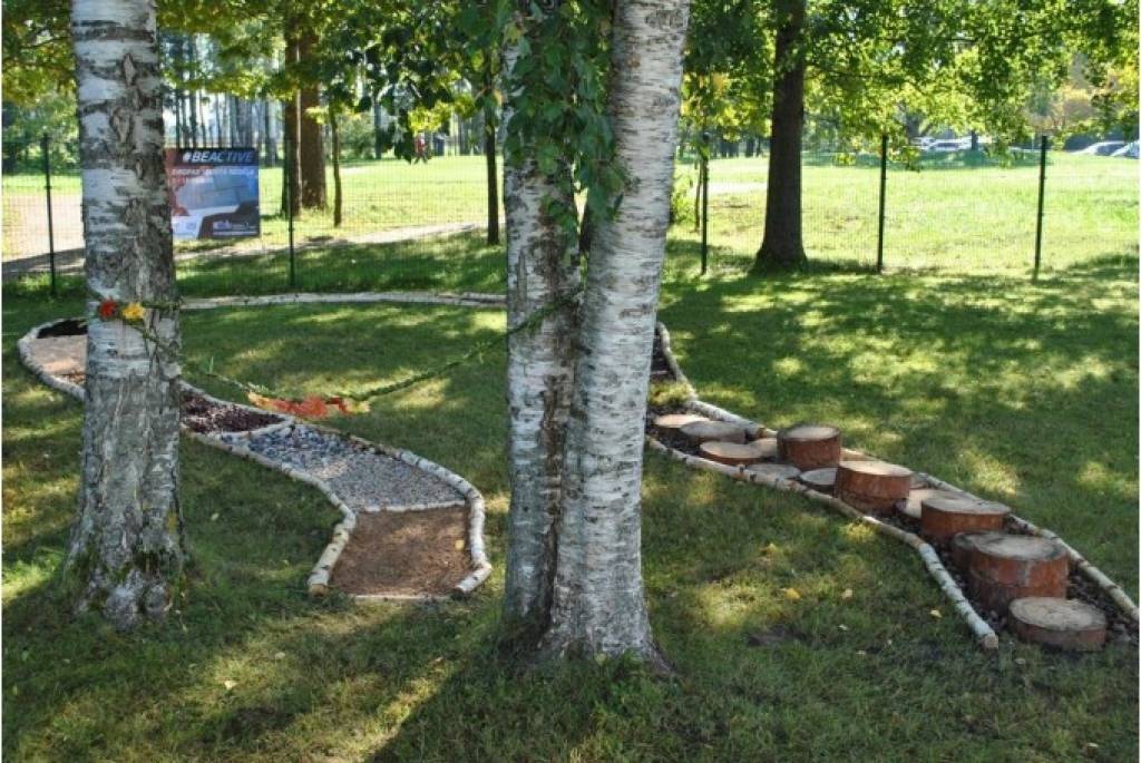 Bērnudārzā atklāj sajūtu taku Pēdiņu kutinātava