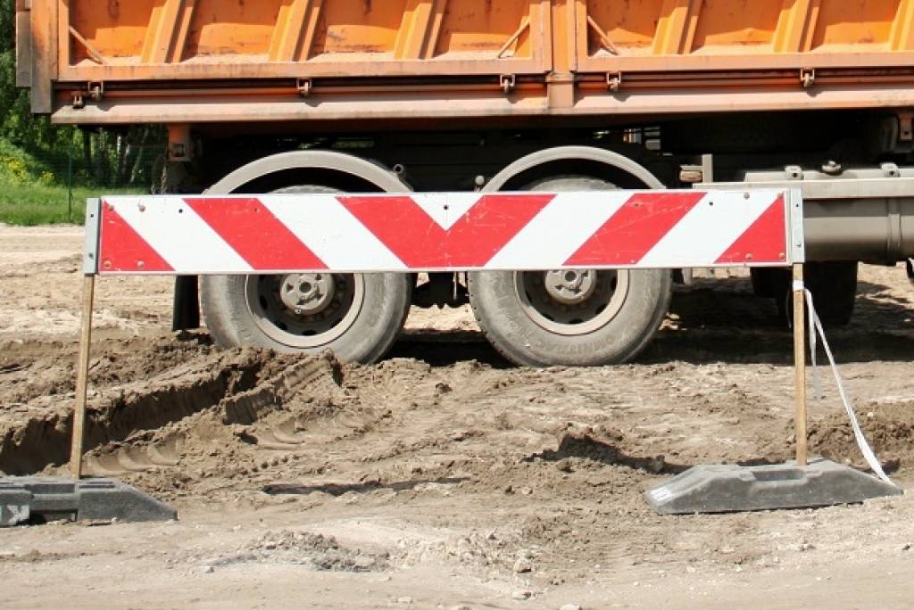 Rīgā vairākās centra ielās satiksmes ierobežojumi un nakts remontdarbi