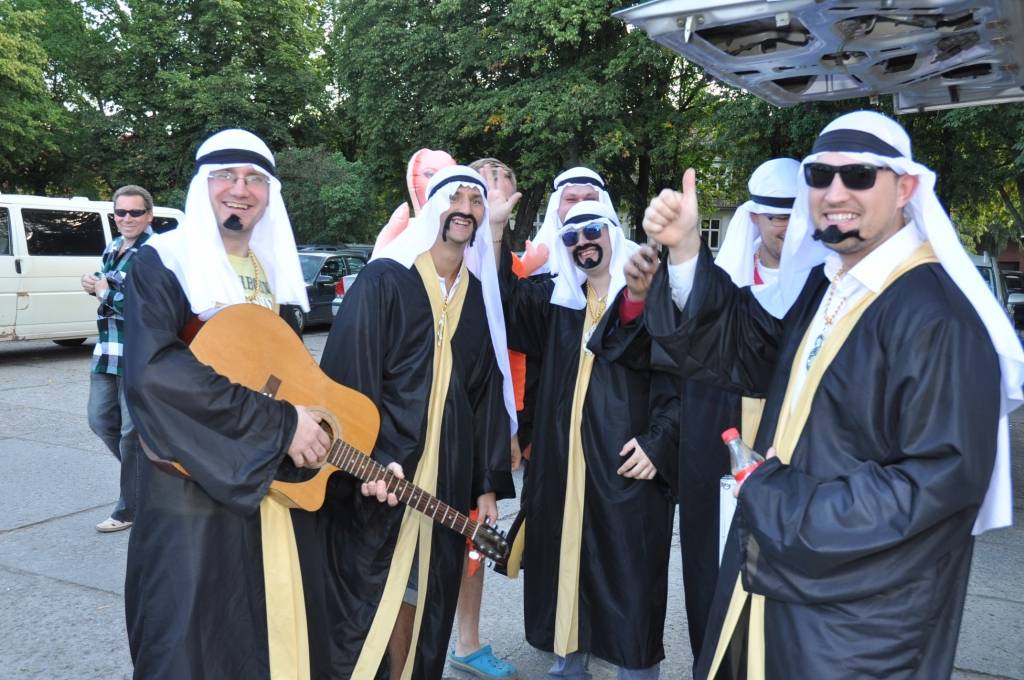 FOTO: Vecpuišu ballītē pārģērbjas par arābu šeihiem