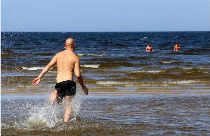 Latvijā noslēdzas oficiālā peldsezona