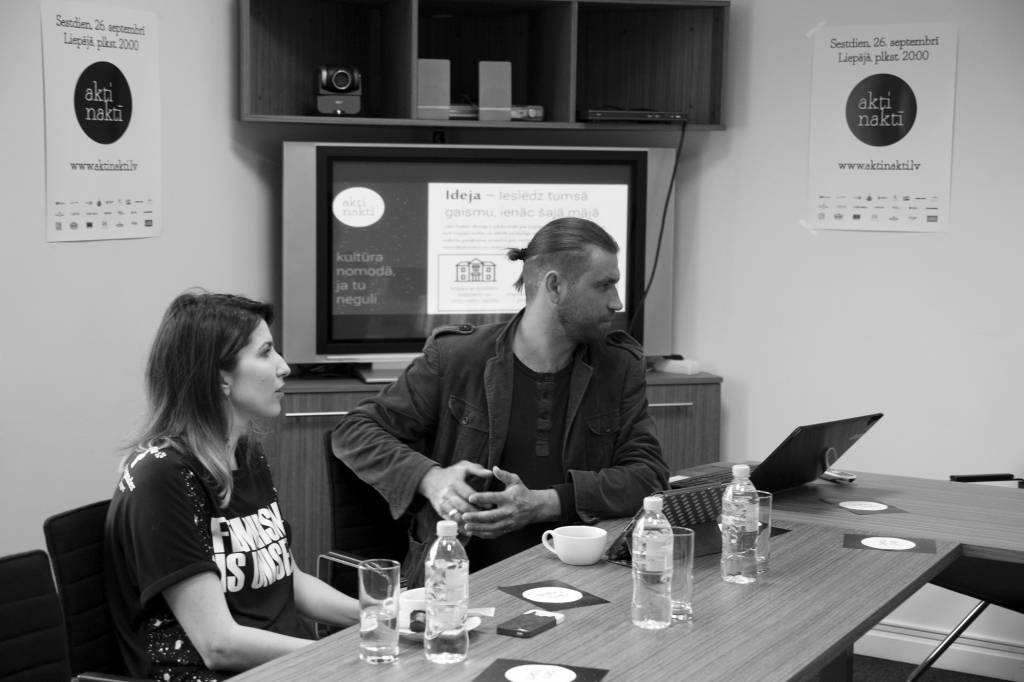 "Ieslēdz tumsā gaismu! Ienāc šajā mājā!"