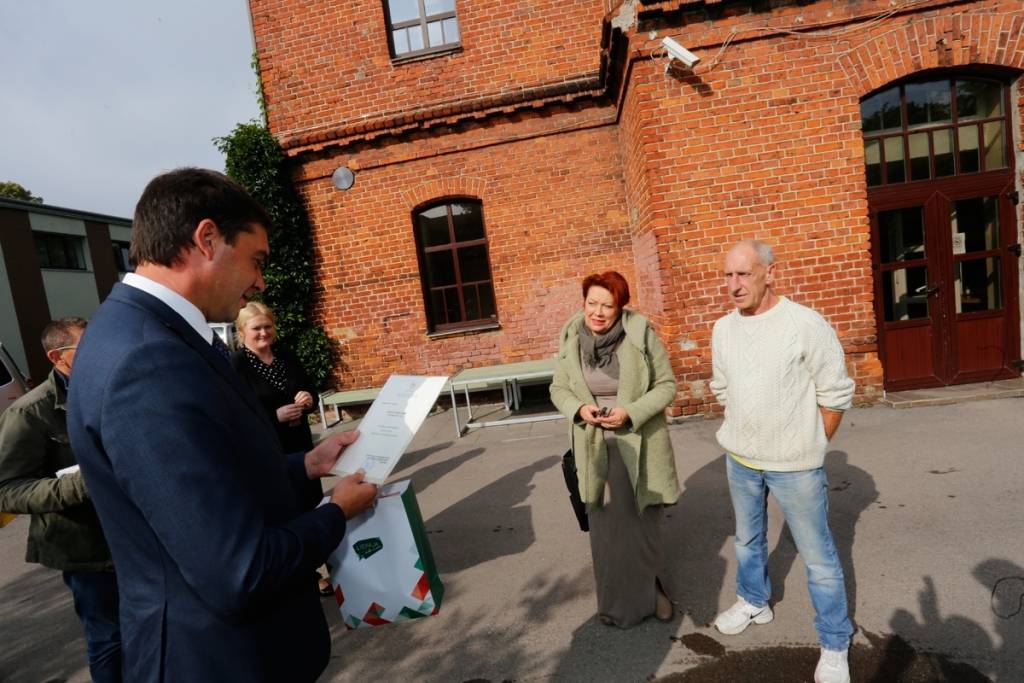 FOTO: Sveic sakoptāko namu saimniekus