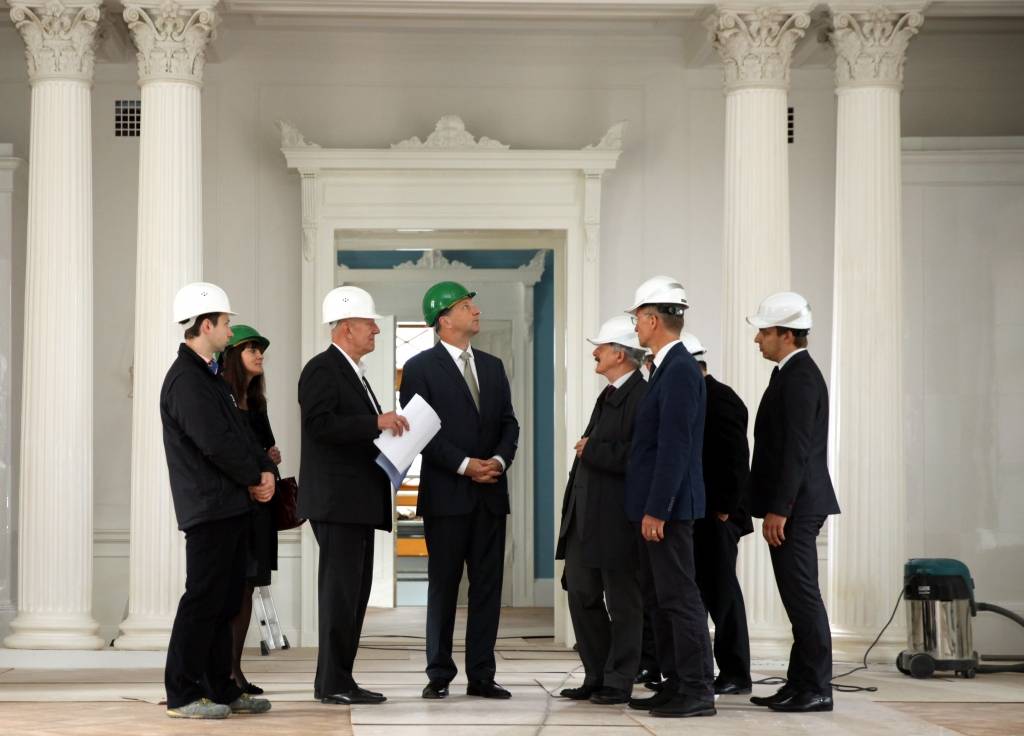 Papildināta - FOTO: Vējonis aplūko Rīgas pilī paveiktos remontdarbus