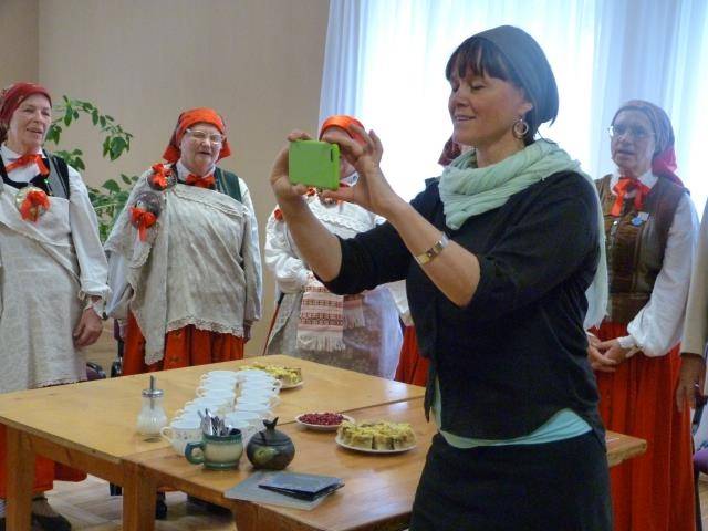 Zviedru māksliniece zīmēs Otaņķu etnogrāfisko ansambli