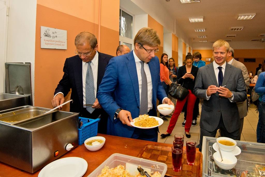 Brīvpusdienas Rīgā sola visiem skolēniem līdz 9.klasei; ēdnīcās izmantos e-talonus