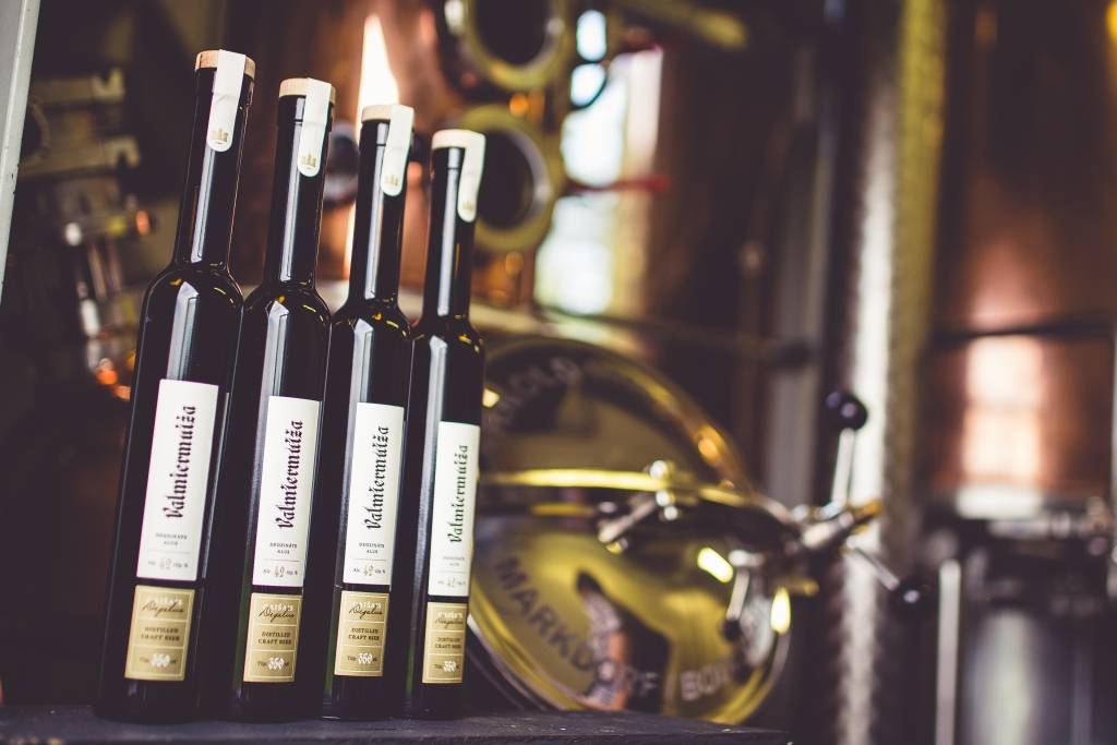 Valmiermuižas alus, ieguldot 50 tūkstošus eiro, izveido 42 grādus stipru alu 