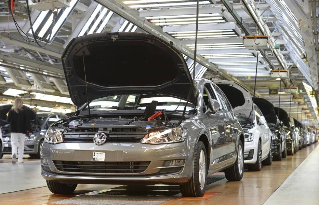 Volkswagen krāpies piesārņojuma testos; akcijas cena nogāžas par 17%
