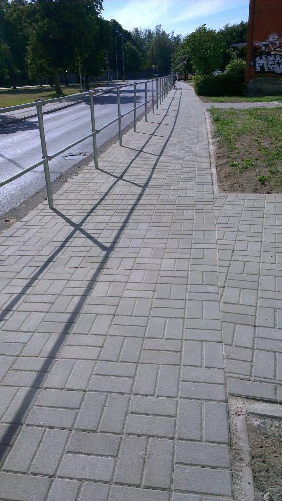 Pieņem ekspluatācijā ietvju atjaunošanas darbus