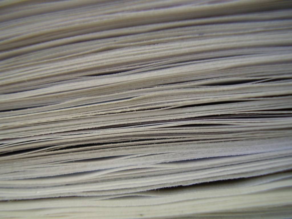 Tiesas atvadās no papīra kalniem 