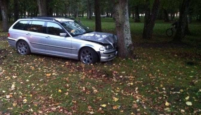 (papildināta) Autovadītājs uzbrauc sievietei, aizbēg un izdara pašnāvību