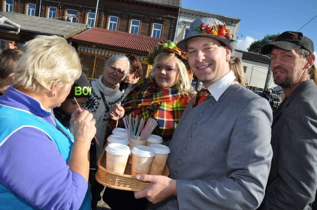 FOTO: Pētertirgū liela rosība