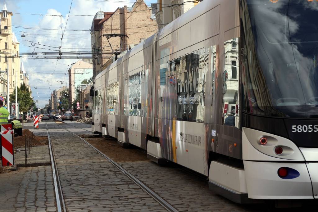 Meklē blusas jauno tramvaju iepirkumā 