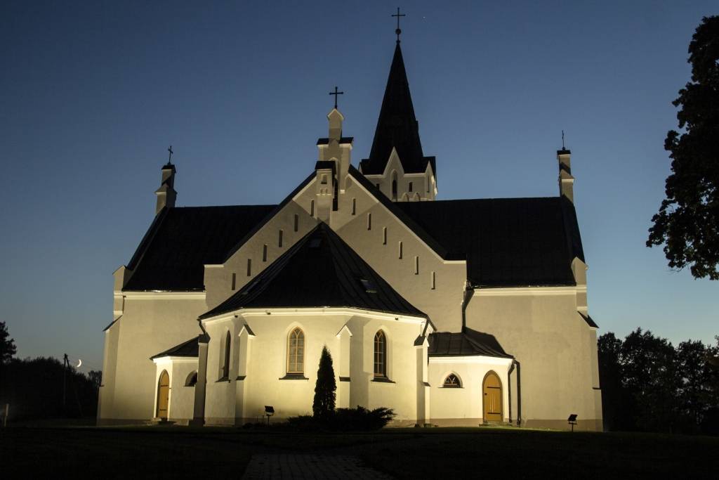 Izgaismota viena no lielākajām luterāņu baznīcām Latvijā