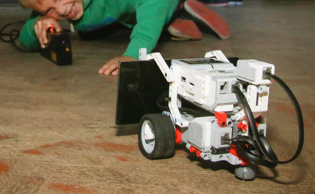 Jauno zinātnieku skolā varēs darboties ar robotiem