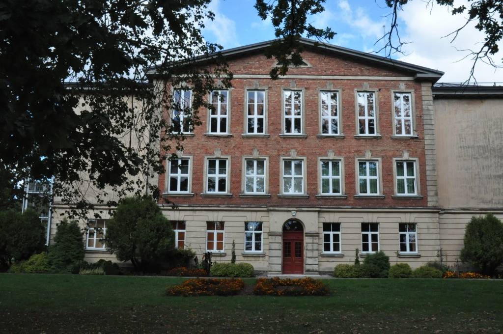 FOTO: Nīcas vidusskolā par godu skolas jubilejai ierīkota izstāde