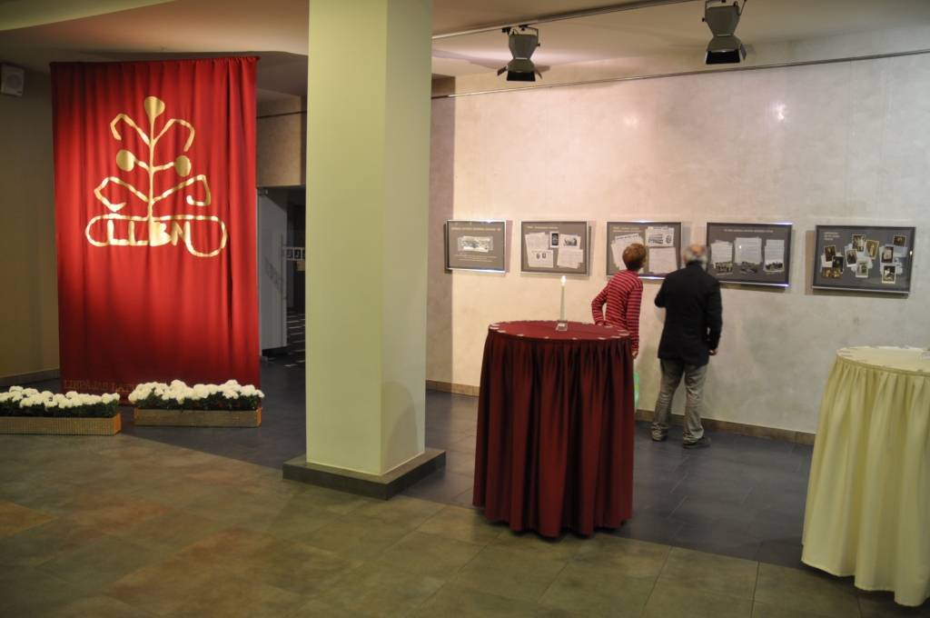 FOTO: Atklāj Liepājas Latviešu biedrības nama jubilejas izstādi
