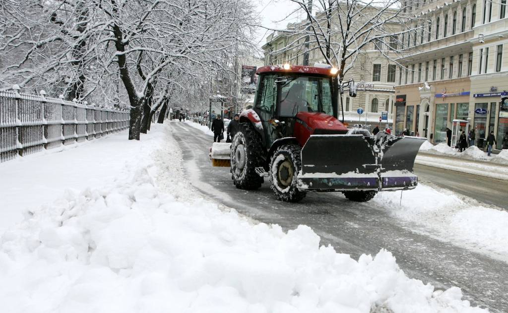 Nepietiekamā finansējuma dēļ 1430 kilometros autoceļu ziemā pazemināta uzturēšanas klase