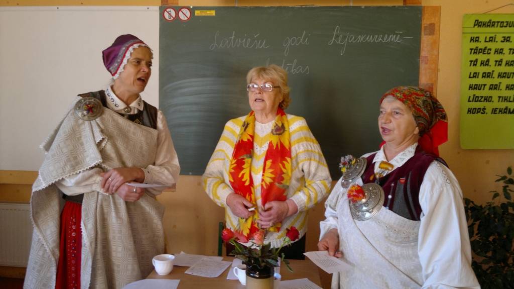 Piedalās meistarklasē par veļu laiku