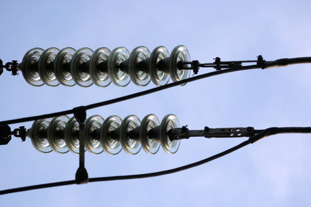 Traucēta elektroapgāde aptuveni 7000 Sadales tīkla klientiem Alūksnes un Apes novados
