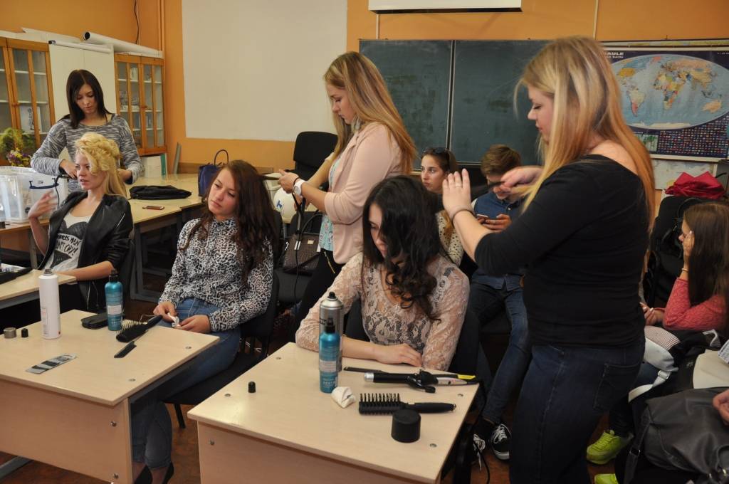 FOTO: Latvijā sākusies "Karjeras nedēļa"; Liepājas valsts tehnikumā notiek frizūru darbnīca