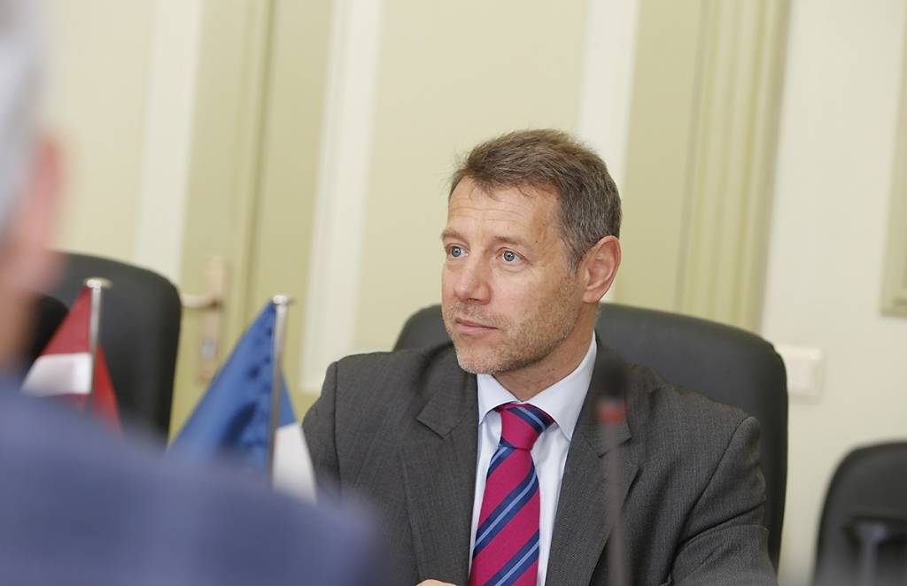 Francijas vēstnieks Stefans Viskonti priecājas, ka atradis Liepājā īstu franču ceptuvi – kafejnīcu “Boulangerie”