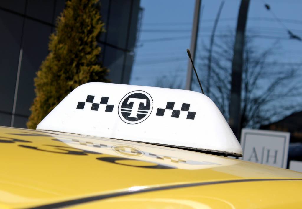 Ierobežos taksometru iebraukšanu Vecrīgā; tiks piemērota gada nodeva 300 eiro apmērā