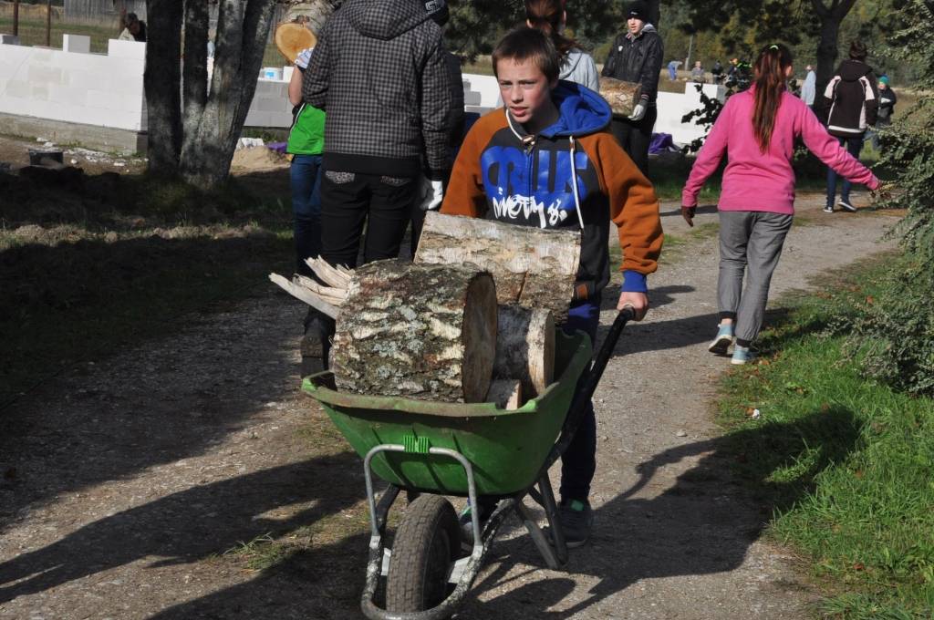 FOTO: Kapsēdes pamatskolas skolēni piedalās “Labo darbu nedēļā”