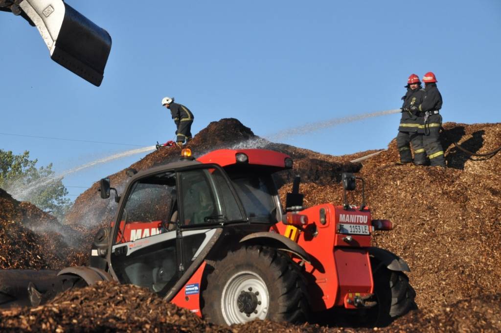FOTO: Jaunā ielā dzēš gruzdošu šķeldu