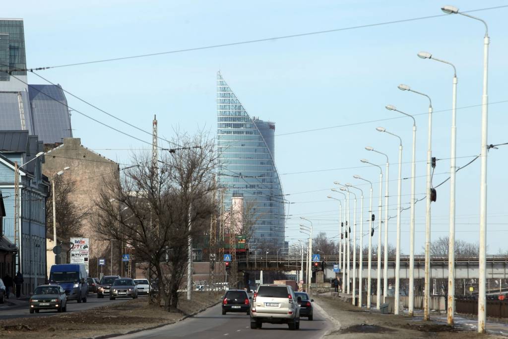 Sarūk Swedbank peļņa Latvijā