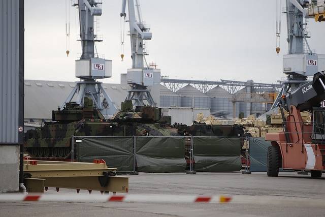 FOTO: Liepājas ostā pārkrauj militāro aprīkojumu un tehniku 